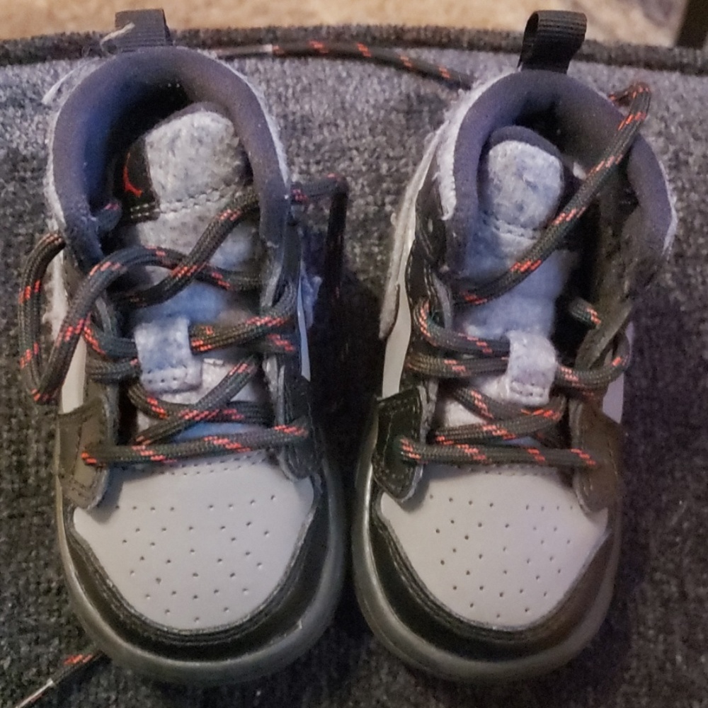 Jordan Retro 1 Mid